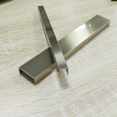 Giá tốt. Lớp 304 316L 201 Vàng Bạc Hoa hồng Màu vàng Màu chữ U Dải trang trí bằng thép không gỉ cho vách ngăn ngói trực tuyến