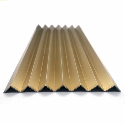 Giá tốt. Zr Màu đồng thau Ngói bằng thép không gỉ Trim Tam giác 90 độ liên tục trực tuyến
